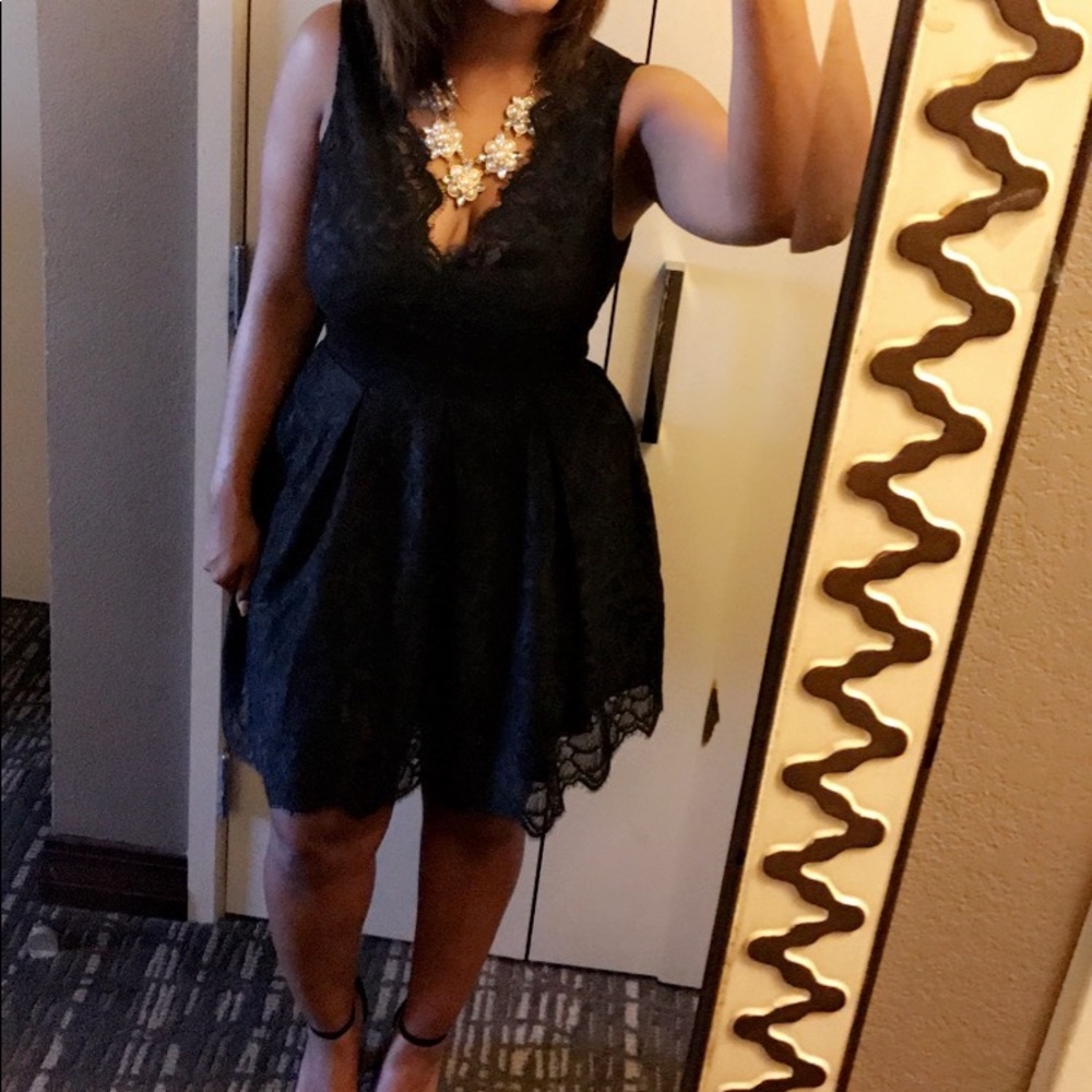 Black sleeveless banquet dress